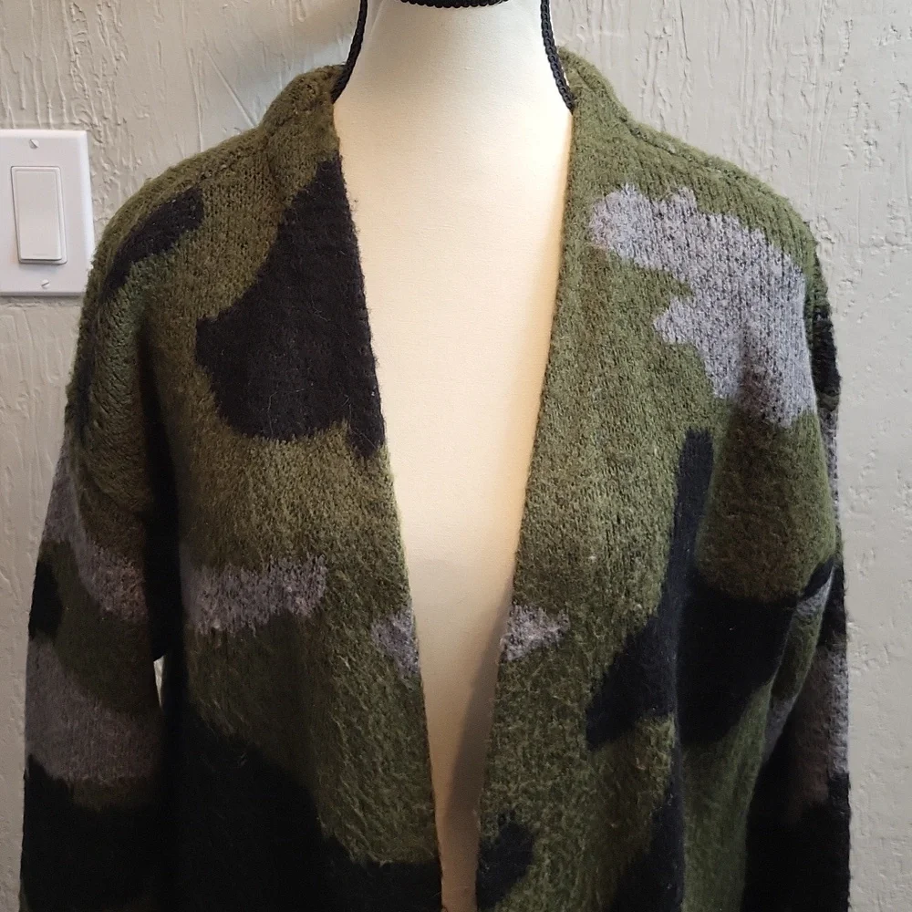 Black Tape Long Open Front Camo Cardigan - Picture 5 of 10